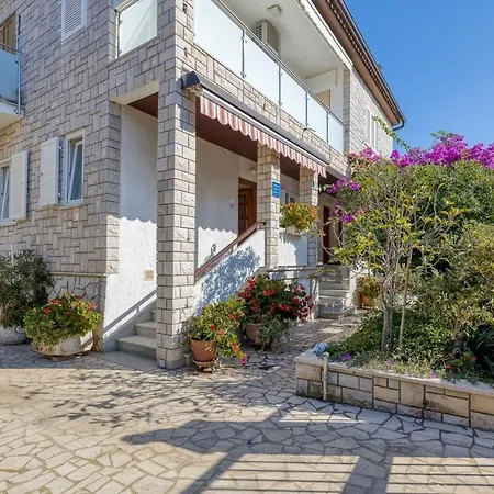 Πανσιόν Azra