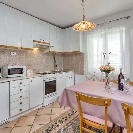 بيت ضيافة Azra 3*